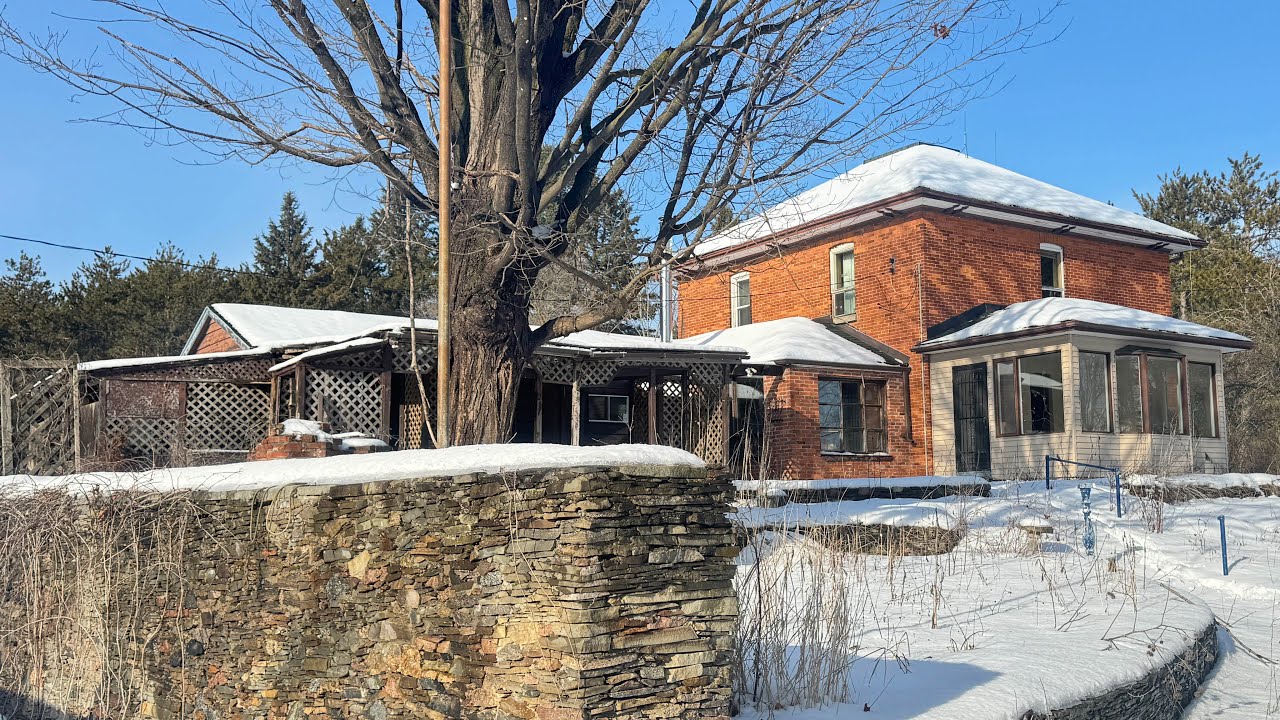 ABANDONED 1960s Country Style Farm House In Ontario Canada Left With Beauty - XPLORER 144