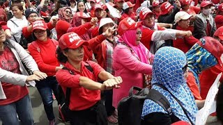 Massa Pro Ahok Beri Dukungan dengan  Berjoget Maumere di Pengadilan Negeri Jakarta Utara
