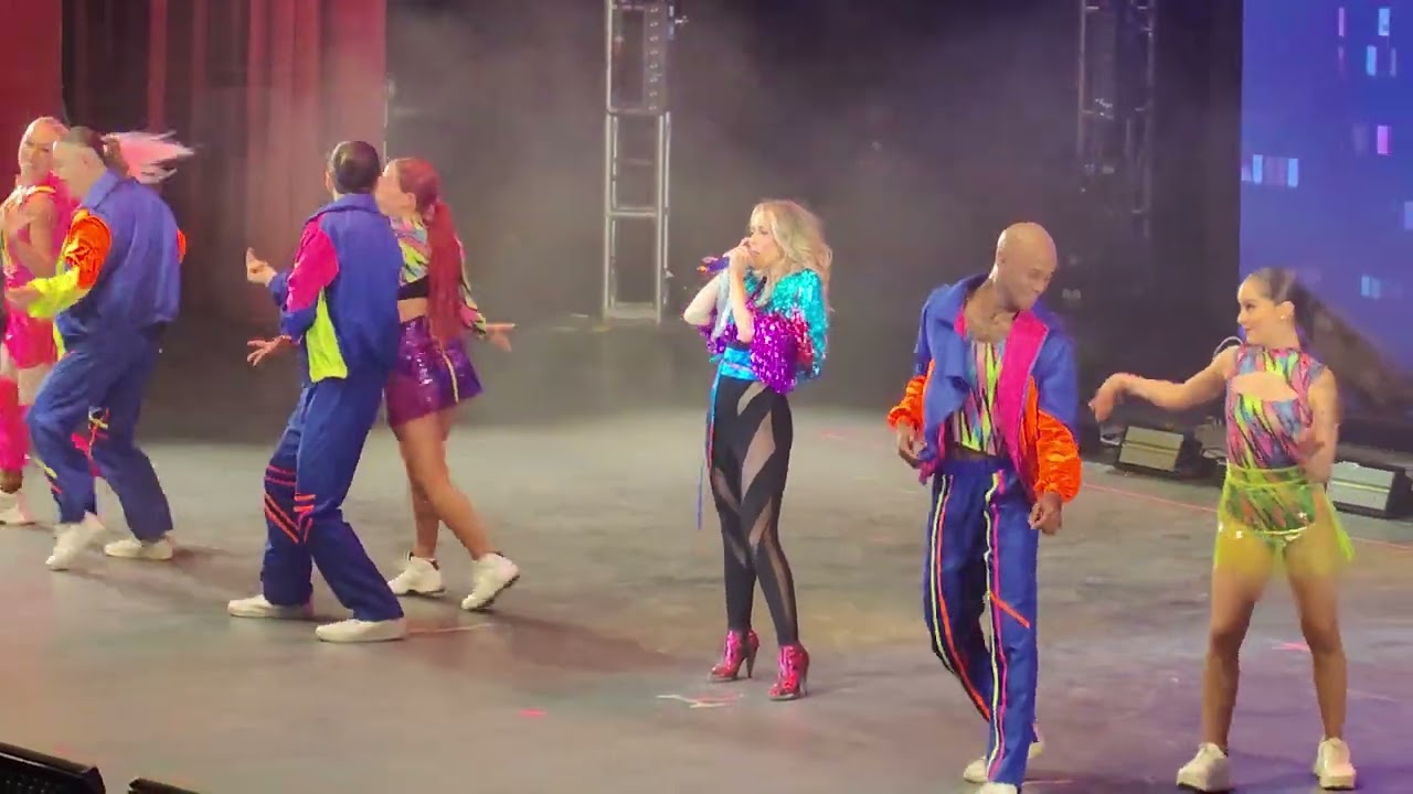 Fey - Medley - Bombón, La noche se mueve, él,    Bajo el Arcoiris - Fiebre de Sábado - Media Naranja