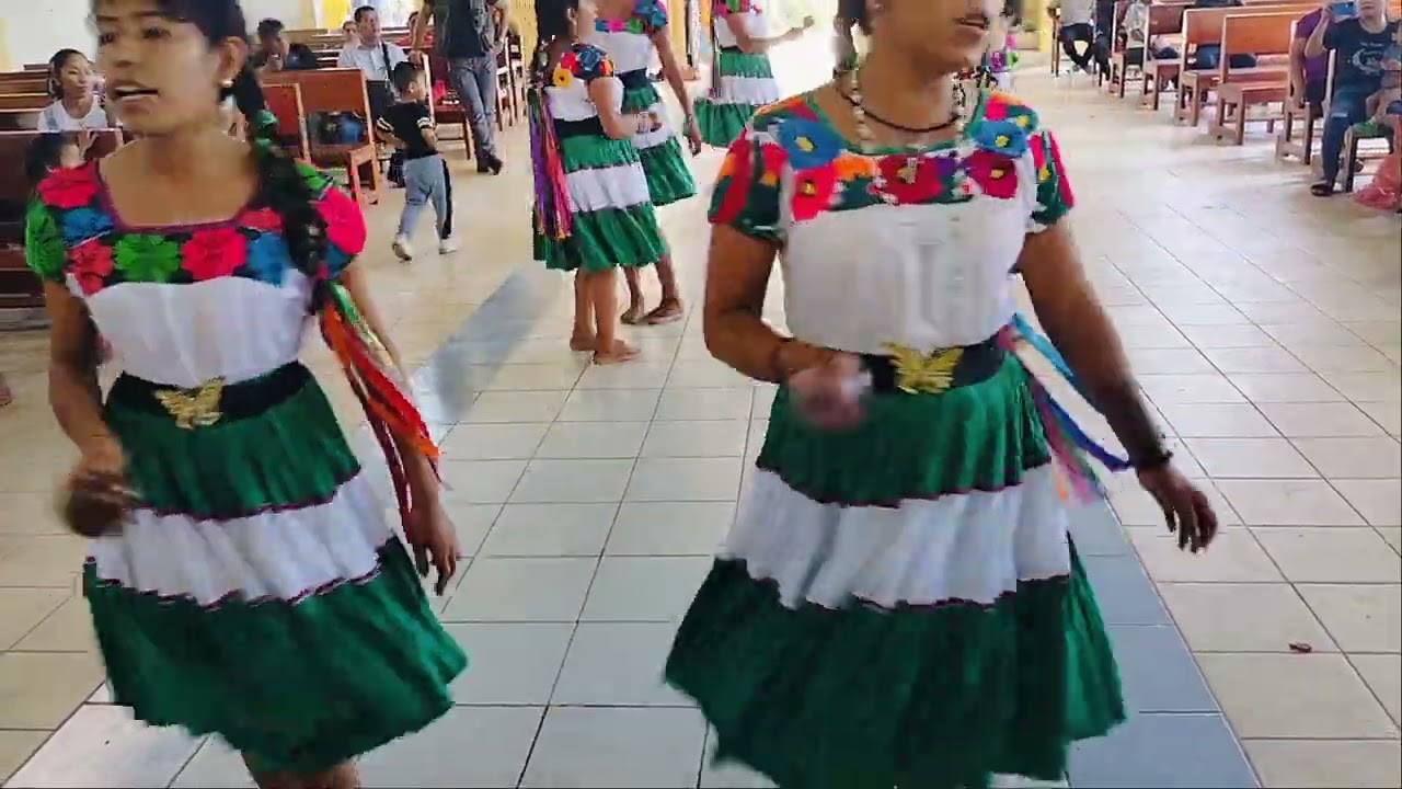 Las Inditas Santa Teresa de Jesús de Pahuatlan, en su segunda noche de velación en Tetzacual