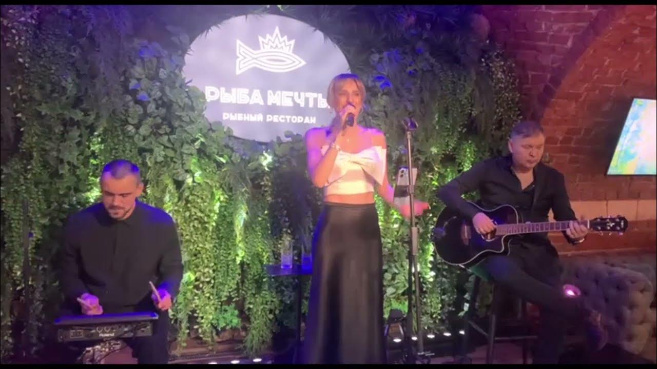 кавер поет парень под гитару. жестокая любовь под гитару. каверы картинка. парень красиво спел. песня кавер 44.