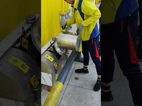 유증기액화 회수장치 에서 재생된 휘발유를 다시 지하저장탱크에 넣는 영상입니다