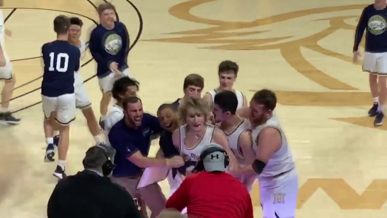 WSGS Announcer Harold Brashear with the final seconds of the Hazard - Louisville Collegiate game
