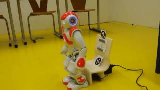 Le robot NAO s'assied sur son fauteuilstationdecharge [Supméca]