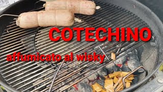 BBQ Cotechino affumicato al whisky con polenta. Cotto su griglia barbecue e carbonella