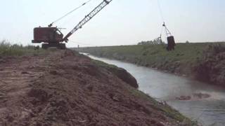 Old O&amp;K R7 dragline cleaning river bank - Italy 2011