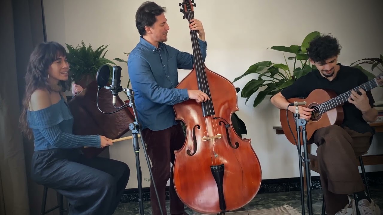 Óleo de una mujer con sombrero - Lola Santiago Trio