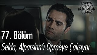 Selda, Alparslan'ı öpmeye çalışıyor - Eşkıya Dünyaya Hükümdar Olmaz 77.  Resimi