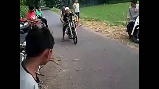 Gila Kakek ini setting Ninja 200cc di jalan