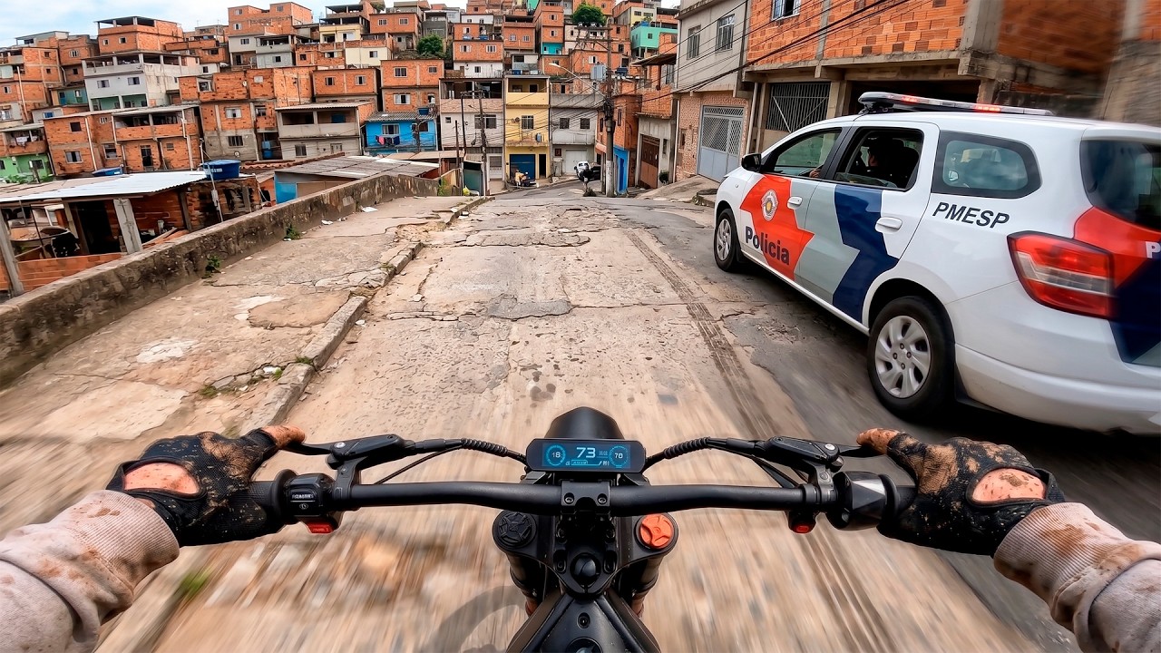 Levei Minha Moto Elétrica na Favela