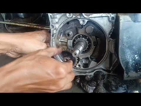 CARA PASANG GIGI POMPA OLI SUPRA REVO LEGENDA GRAND /how to install a Honda motorbike oil pump gear