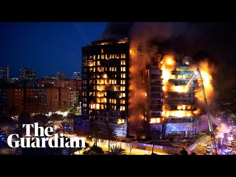 Valencia: firefighters rescue residents while flames engulf apartment block