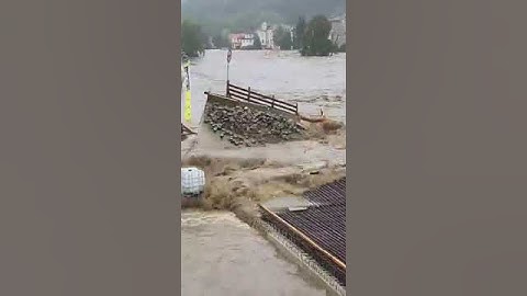 Moment porwania mostu Głuchołaz - POWÓDŹ 2024