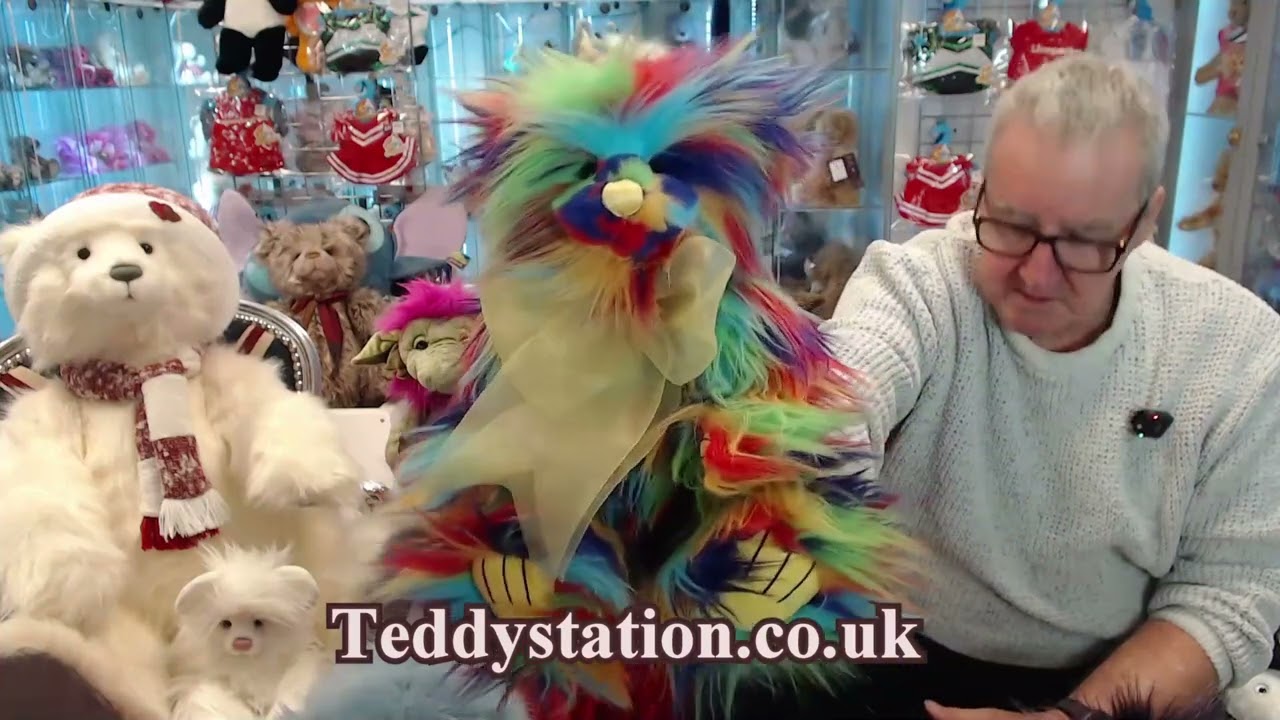 TEDDY STATION BEAR SHOWCASE