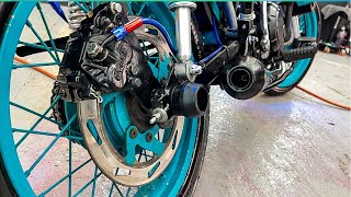 Un Disco Trasero Gigante Para Una Akt Nkd Modificada