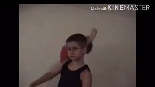 幼少期のビルゲイツが棺桶ダンスの音楽にのる