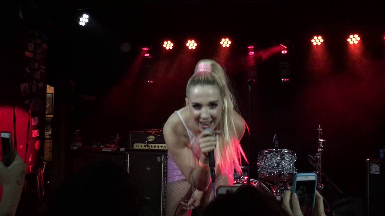 Bestie (Live) - Sizzy Rocket