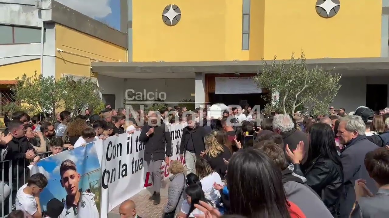 Diego De Vivo, cori e omaggio: l’ultimo saluto da BRIVIDI 🤍🥺