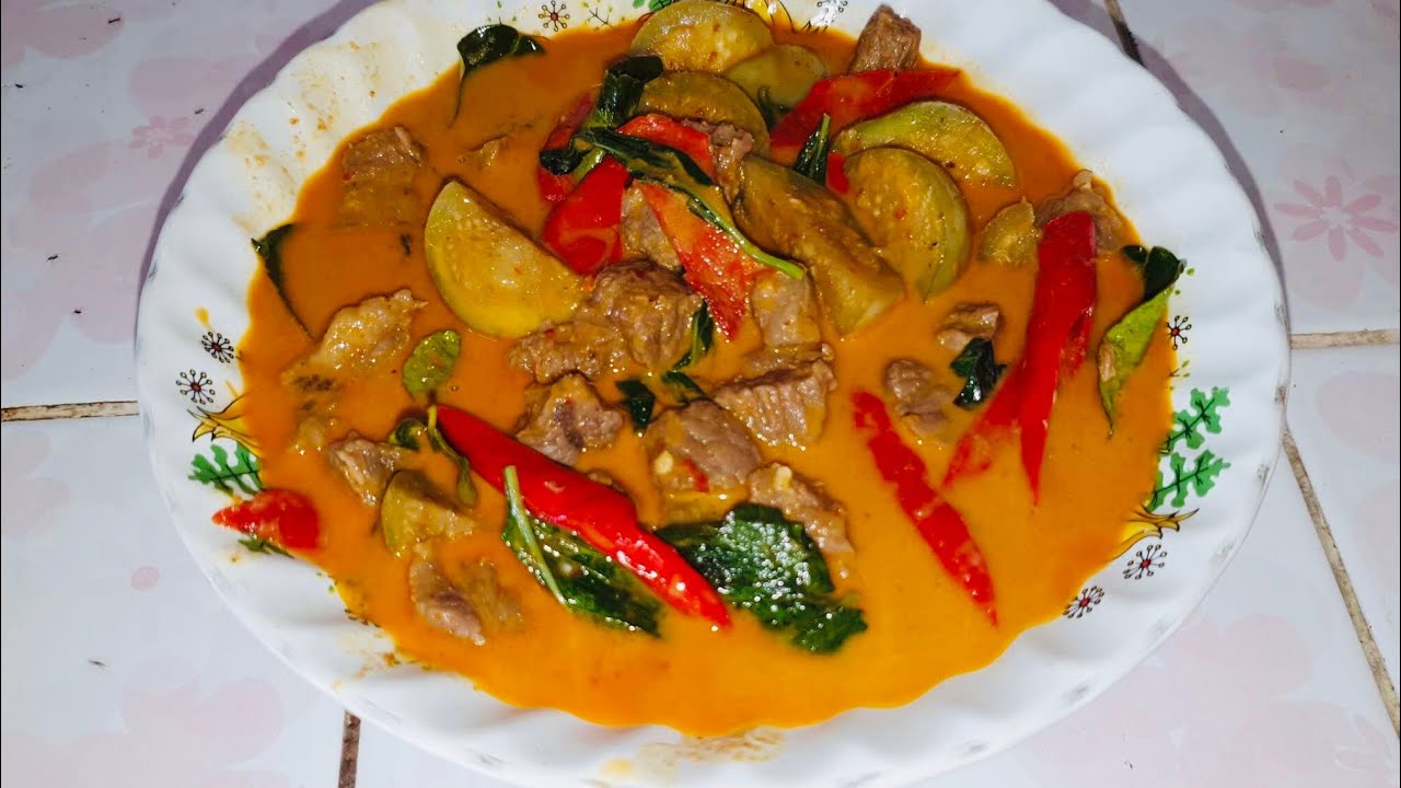 Rindfleisch mit Auberginen  und scharfen roten Thai  Curry 