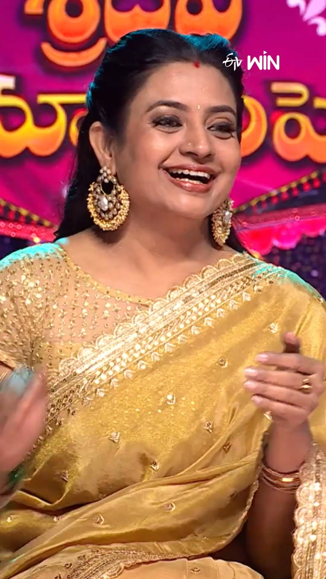 #shorts - మ్యూజిక్ ఆపగానే ఇందులో దూరిపోవాలి..! #sridevidramacompany #rashmi #comedy