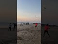 Пляжная забава, игра в летающую тарелку - фрисби , популярная в Гоа #гоа #индия #beach #india #goa