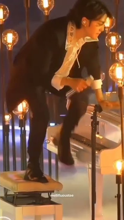 suga BTS naik piano