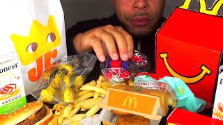 MCDONALDS VS BURGER KING KIDS MEALS TOYS CHICKEN NUGGETS CHEESEBURGER HAPPY MEAL EATING SHOW JERRY 
