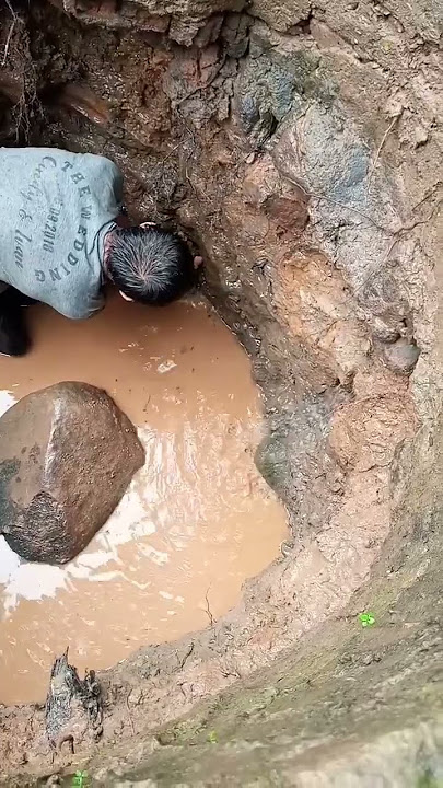 gali sumur udh kelihatan mata air nya mengalir besar dlm 1 meter.. subhannalloh