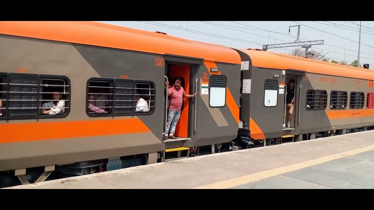 11015 LTT Mumbai- Saharsa Amrit Bharat Express Arrived at Prayagraj Chheoki Jn PF No- 02