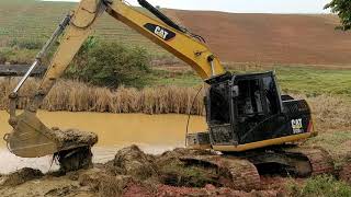 Escavadeira hidráulica CAT 312D limpando lagoa sem madeira Op GALEGO CAPIXABA