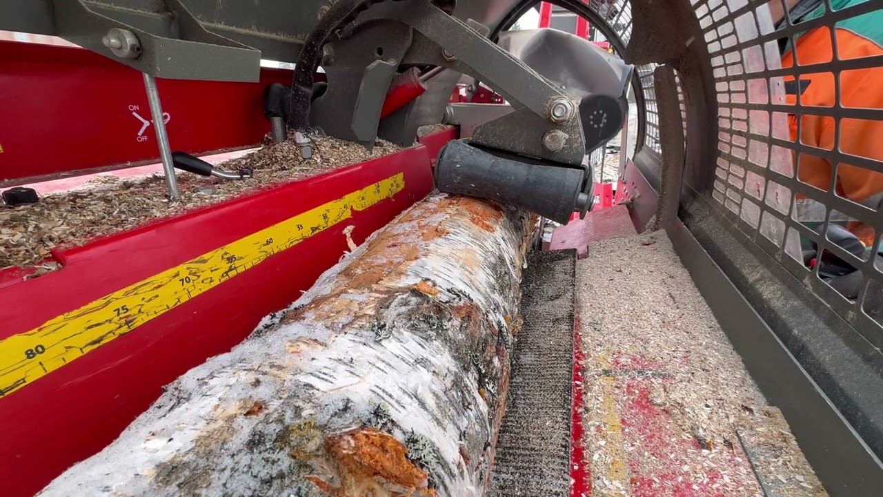 Klapien pilkontaa Hakki Pilke 43 Pro klapikoneella. Pöydän täyttöä Avant 860i pienkuormaajalla.