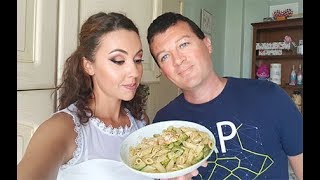 Муж готовит пасту с креветками и цуккини. Простой итальянский рецепт. Муж готовит пасту с креветками и цуккини. Простой итальянский рецепт.