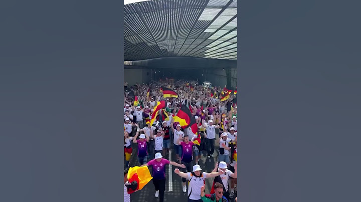 Deutsche Fans laufen und singen in Stuttgart 👏🎶🇩🇪