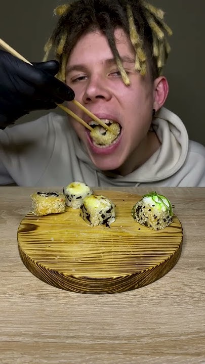 Перекус Мукбангера Чек Роллы 🍣 | #роллы #асмр #shorts - YouTube