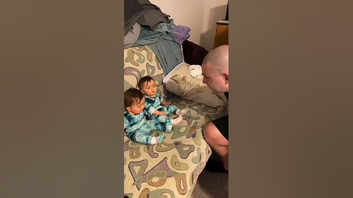 Twin Daughters Don't Approve of Dad 's Shaved Face || ViralHog