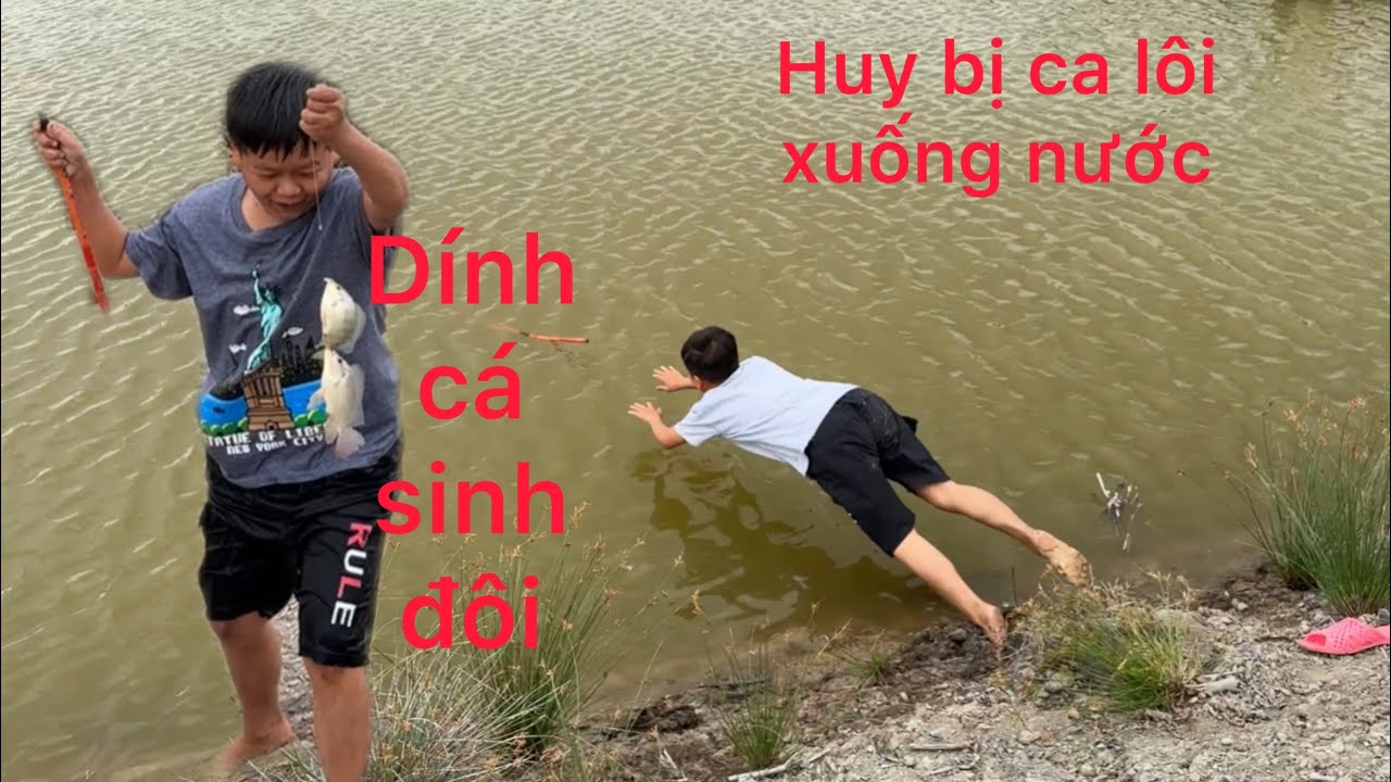 Huy tí hon đi câu cùng chị lấp bất ngờ Huy bị cá lôi xuống nước