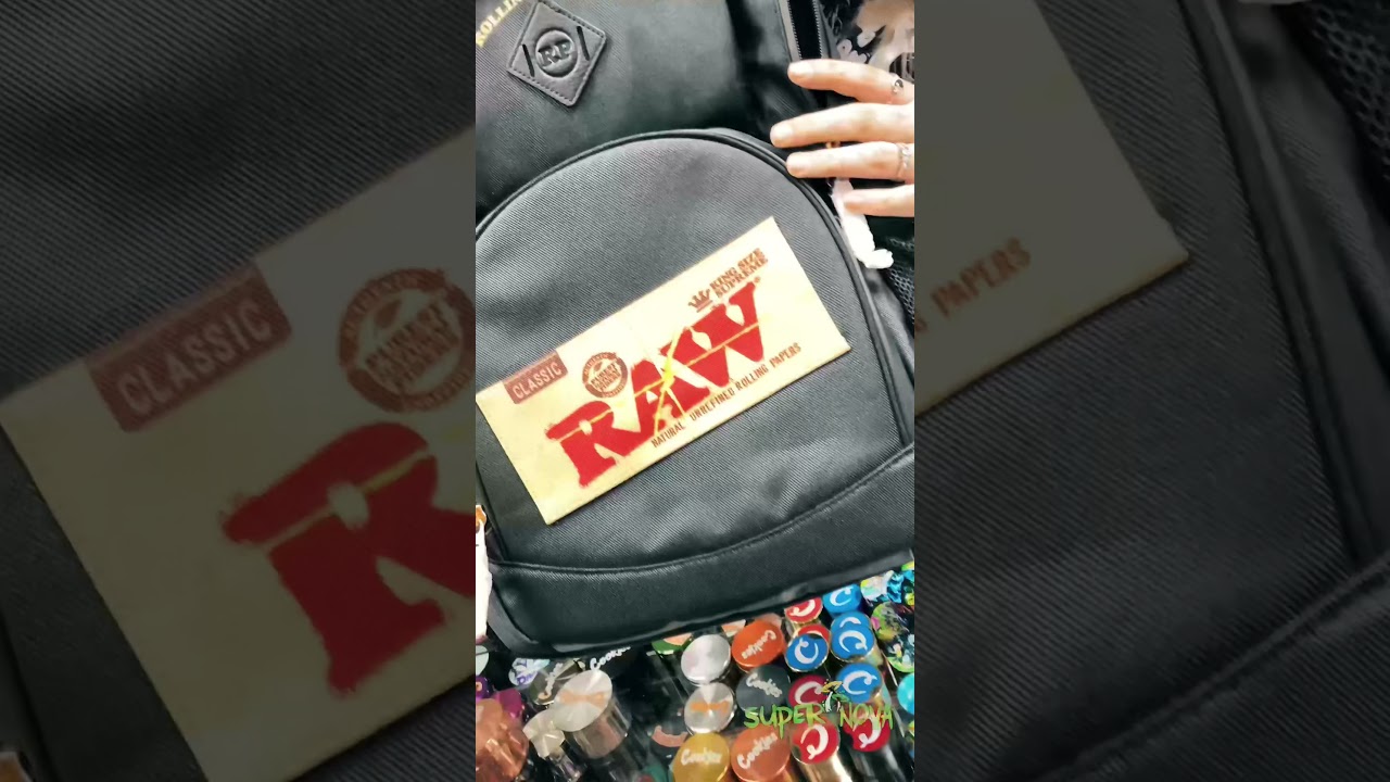 💯 RAW Smell proof Backpack with foil lined storage compartment. This thing is gorgeous! 