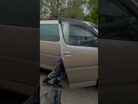 Затаскиваем мертвый Toyota Hiace в сервис с помощью нано дройда #automobile #юмор #авто #автосервис