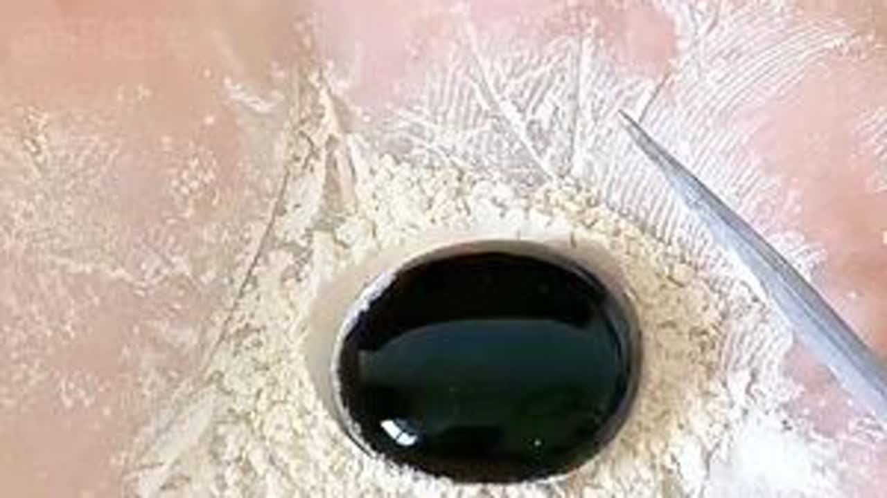 高考失利后。我一封举报信把班主任送进了局子。随后，我也被带进了特殊谈话室，“张青，你是怎么判断出，你的班主任是一名境外间谍的？”我没有丝毫迟疑，清晰明了的解释道：“高考前的一场动员演讲中，我班主任说