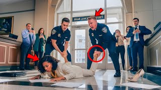 شرطي يسحب امرأة سوداء من البنك بتهمة الاحتيال، دون أن يعلم أنها عميلة سرية لمكتب التحقيقات الفيدرالي