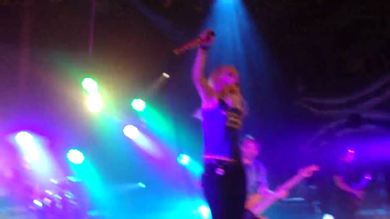 Paramore (Looking up) @ the House of Blues in Chicago, 10/10/09 AMAZING QUALITY