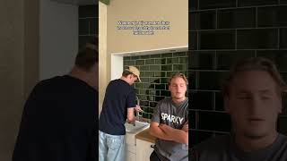 WANNEER JE BIJ VRIENDEN INEENS WEL HELPT MET OPRUIMEN