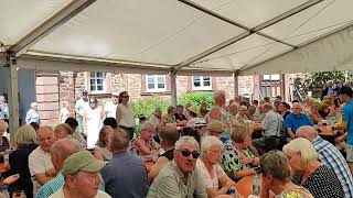 Eine Herde weißer Schafe-Rucksackmusikanten-Elfershausen-11.08.2024