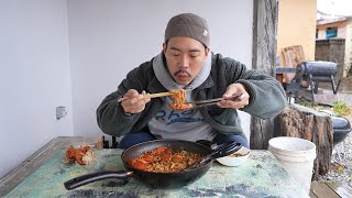 진짜 너무 맛있습니다!! 1인분에 게 6마리 들어간 장칼국수를 만들어 먹어보겠습니다!!