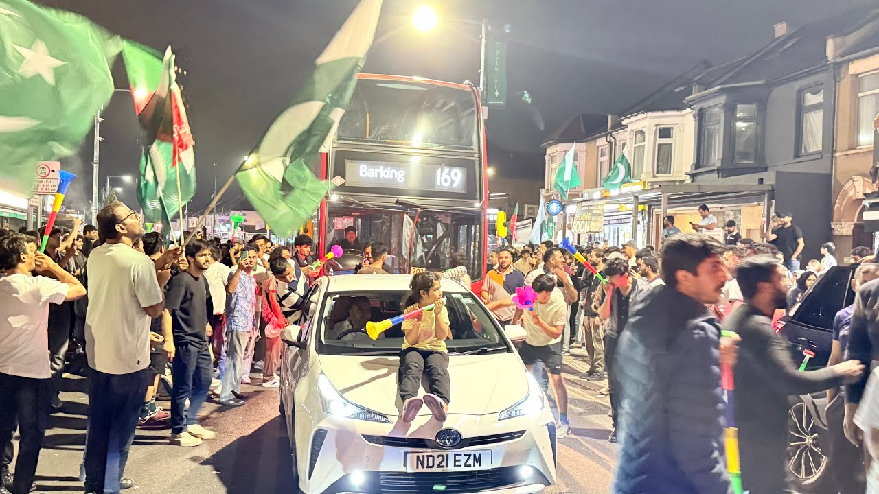 Celebrating Azadi Ka Din 14 August in Ilford London || Pakistan 🇵🇰 Independence Day 