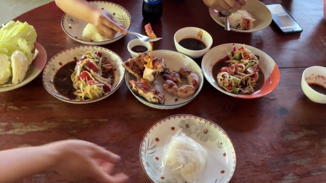 ตำปูปลาร้าสองคู่กับไก่ย่างแล้วก็ไส้กรอกค่ะอร่อยมากมากินด้วยกัน