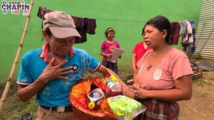 Don Manuel agradeci llorando  por la canasta que l...