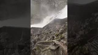 #Agua Embalse de El Villar El agua fluye con fuerza por los aliviaderos de la presa. NORTE DE MADRID