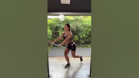 Afundo alternado com cabo de vassoura