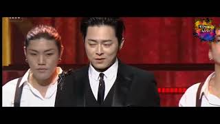 Jo Jung-Suk singing Feeling Good| Falling on stage Resimi